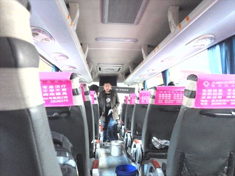 理塘行のバス車内_R