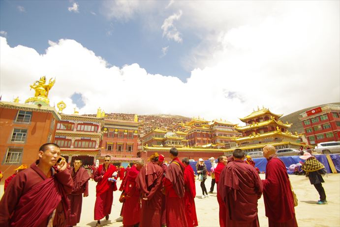 ラルンガルゴンパ：チベット僧_R