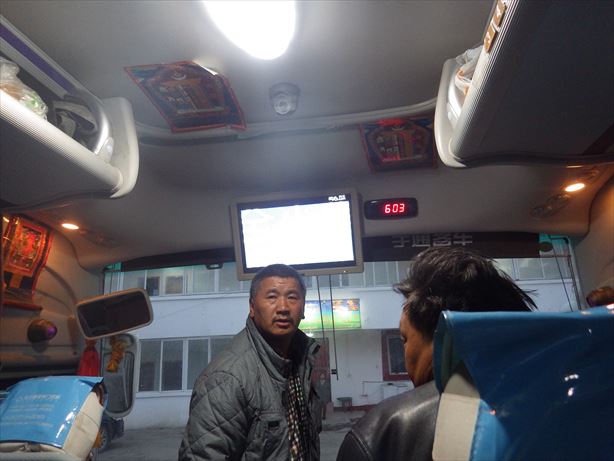 馬爾康行のバス車内 (1)_R