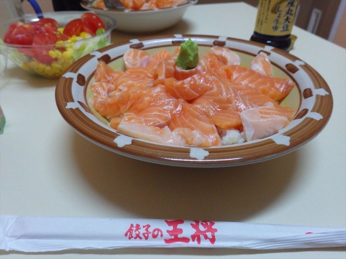 晩ごはんはサーモン丼＆スイカ！ (7)
