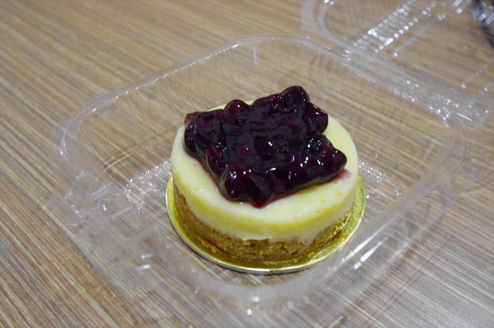 ホテル前のブルーベリーチーズケーキ
