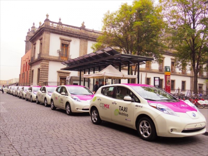 メキシコシティのピンクバスとタクシー (6)