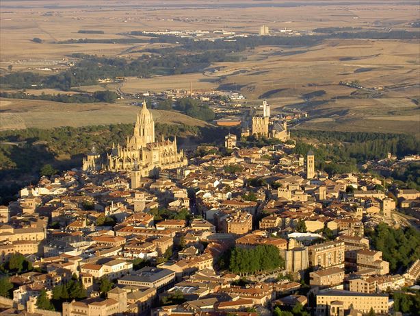 Vista-aerea-general-de-Segovia_R.jpg